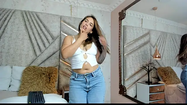 Snapshot of EmiilyMoss chatting on February 28, 2026, 10:42 pm EmiilyMoss online show from February 28, 2026, 10:42 pm