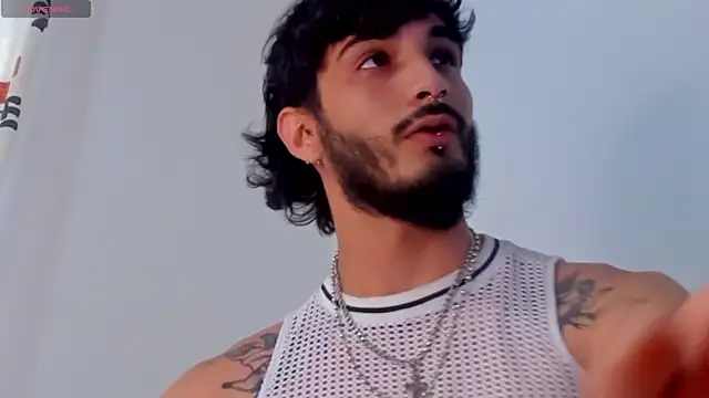 Snapshot of LovexJuxn8 chatting on February 19, 2026, 7:33 pm LovexJuxn8 online show from February 19, 2026, 7:33 pm