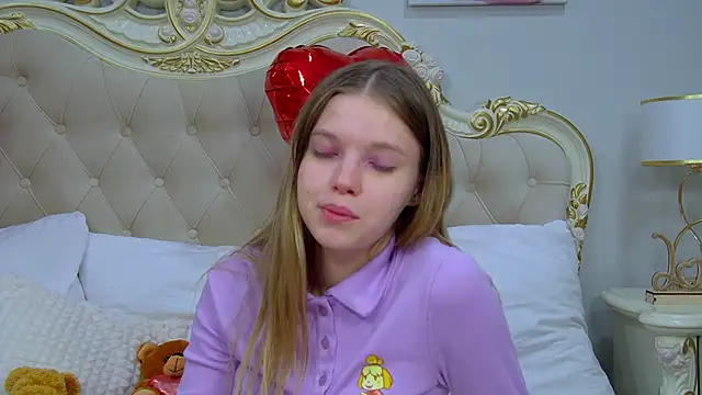 Snapshot of HallyBradley chatting on March 3, 2026, 11:17 am HallyBradley online show from March 3, 2026, 11:17 am