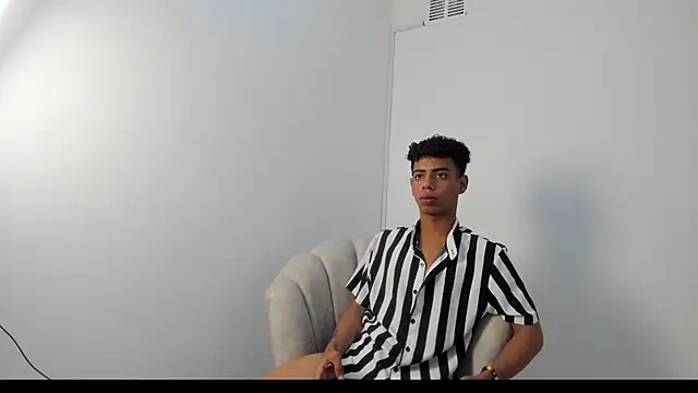 alexx cum18 online show from June 17, 2026, 2:05 pm