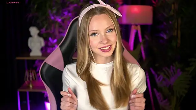 SweetDaisy me online show from March 11, 2026, 4:23 pm