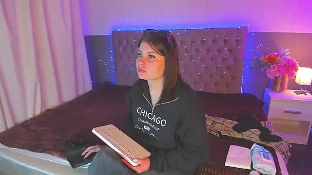 AmandaHoppe online show from March 30, 2026, 4:58 am