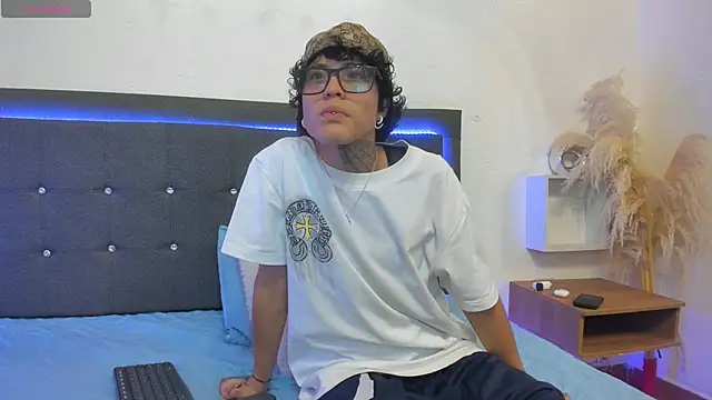 Snapshot of Ale_cuzz chatting on February 18, 2026, 9:00 pm Ale cuzz online show from February 18, 2026, 9:00 pm