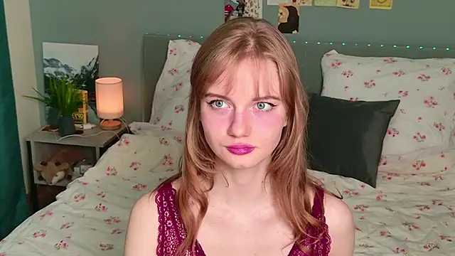 ElfieWhite online show from June 4, 2026, 6:01 pm
