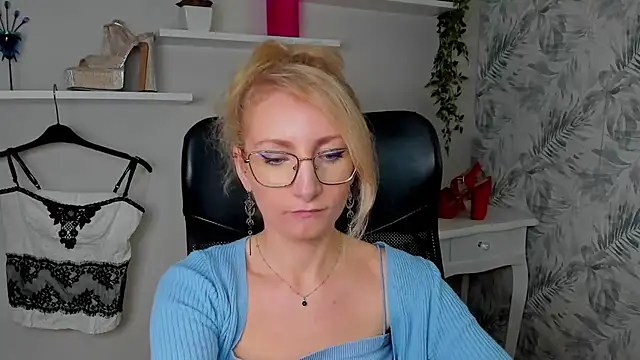 CinderellaMoon online show from March 27, 2026, 6:22 am