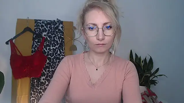 CinderellaMoon online show from April 14, 2026, 5:23 am