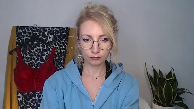 CinderellaMoon online show from April 21, 2026, 5:36 am