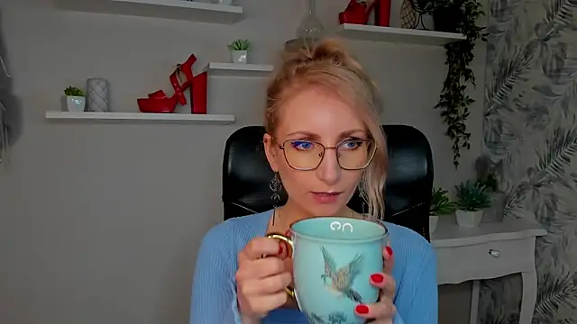 CinderellaMoon online show from March 17, 2026, 6:27 am