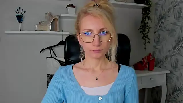 CinderellaMoon online show from March 30, 2026, 5:20 am