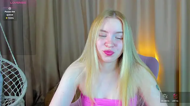 Snapshot of Linda__Bloom chatting on June 15, 2026, 12:44 am Linda Bloom online show from June 15, 2026, 12:44 am