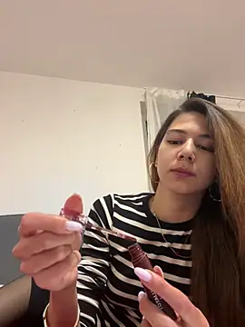 Snapshot of KiraVixenSweet chatting on February 14, 2026, 12:55 am KiraVixenSweet online show from February 14, 2026, 12:55 am