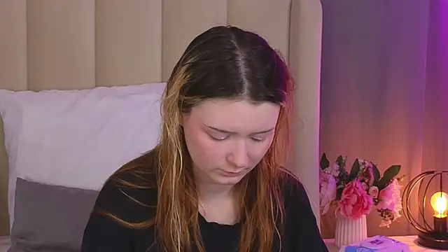 AlyssFrost online show from June 17, 2026, 2:33 am