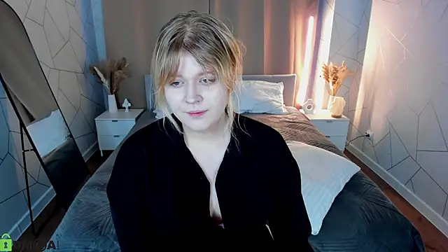 Snapshot of luna_c0ra chatting on February 27, 2026, 1:06 am luna c0ra online show from February 27, 2026, 1:06 am