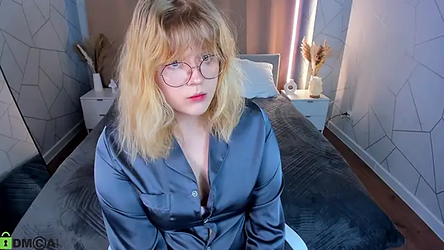 Snapshot of luna_c0ra chatting on February 21, 2026, 1:18 am luna c0ra online show from February 21, 2026, 1:18 am