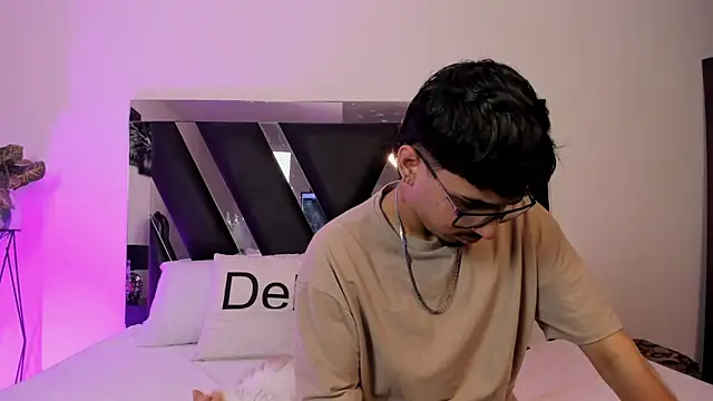 Mia Iron online show from April 4, 2026, 12:12 pm