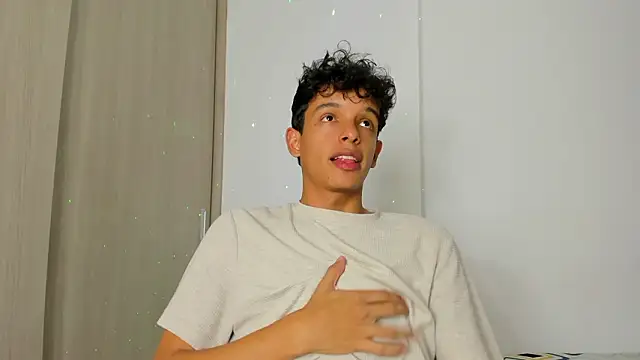 Snapshot of Maxfrost1 chatting on February 26, 2026, 7:47 pm Maxfrost1 online show from February 26, 2026, 7:47 pm