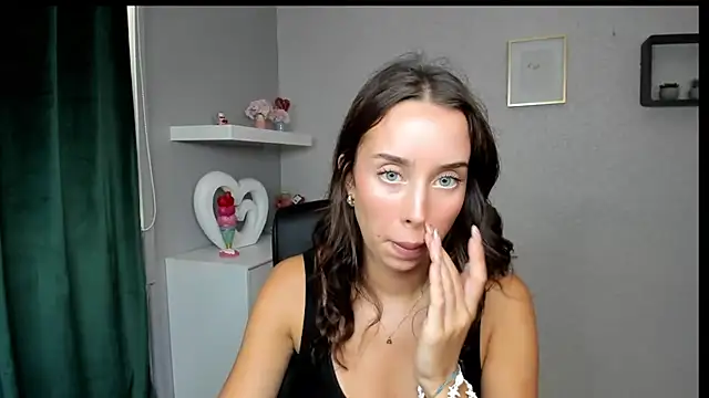 Snapshot of AdeleSolo chatting on July 14, 2026, 12:33 pm AdeleSolo online show from July 14, 2026, 12:33 pm