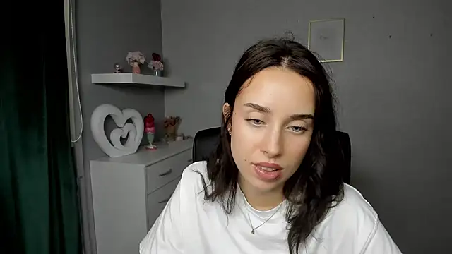 AdeleSolo online show from May 28, 2026, 5:37 am