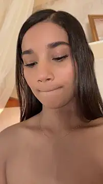 AlessiaVallmont online show from April 15, 2026, 8:09 pm