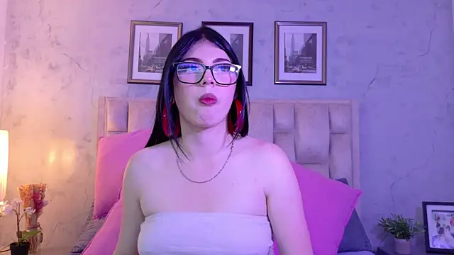 Snapshot of IsabellaRossi chatting on May 6, 2026, 8:35 pm IsabellaRossi online show from May 6, 2026, 8:35 pm