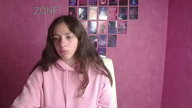 KissMeJulia online show from May 14, 2026, 5:15 am