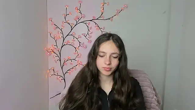 KissMeJulia online show from May 3, 2026, 5:23 am
