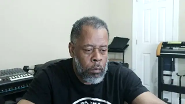 Snapshot of Cleozevo1961 chatting on April 18, 2026, 7:58 pm Cleozevo1961 online show from April 18, 2026, 7:58 pm