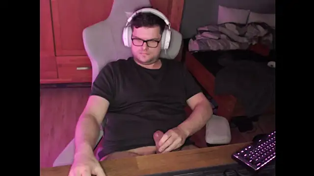 Whyteshadow4235 online show from February 18, 2026, 7:43 pm