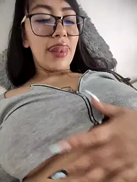 Snapshot of hon3ybloddy chatting on February 24, 2026, 8:42 pm hon3ybloddy online show from February 24, 2026, 8:42 pm