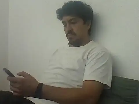 Snapshot of LeCorbu10 chatting on April 15, 2026, 2:17 am LeCorbu10 online show from April 15, 2026, 2:17 am