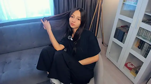 littleevilon online show from February 18, 2026, 10:44 am