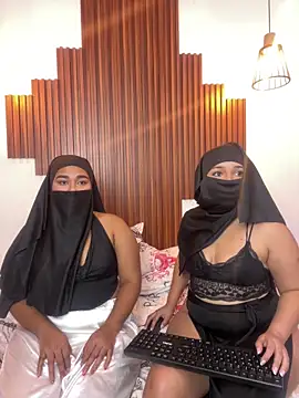 Snapshot of Desert_queens chatting on February 25, 2026, 2:39 pm Desert queens online show from February 25, 2026, 2:39 pm