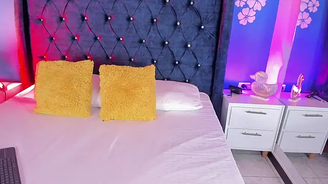 laurasmith  online show from April 17, 2026, 12:30 pm