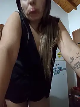 Snapshot of CamiliLuna chatting on June 5, 2026, 3:22 am CamiliLuna online show from June 5, 2026, 3:22 am