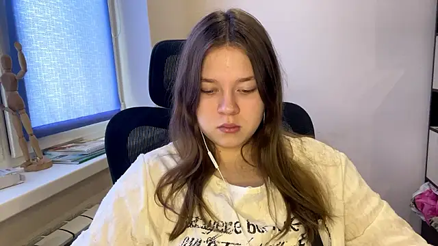 TomikoPfau online show from March 6, 2026, 7:47 am