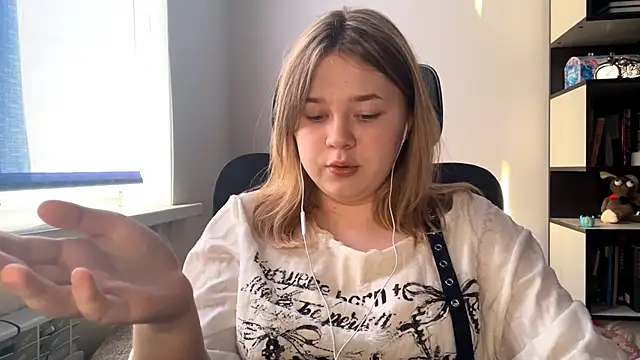 TomikoPfau online show from April 14, 2026, 2:11 pm