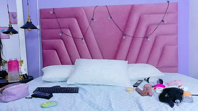 curvybuffgirllll online show from April 13, 2026, 7:40 pm