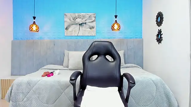 karola cute  online show from April 9, 2026, 10:21 am