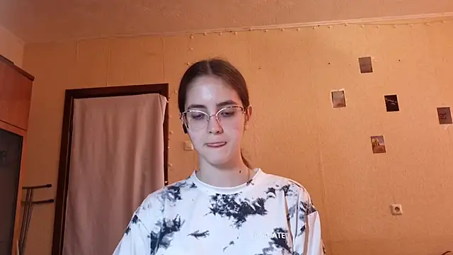 Snapshot of Katelemon chatting on June 25, 2026, 10:20 am Katelemon online show from June 25, 2026, 10:20 am