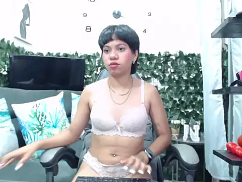 sarahornyy online show from April 8, 2026, 8:10 pm