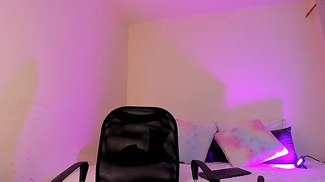 MIAA ROBERTSS online show from April 17, 2026, 6:05 am