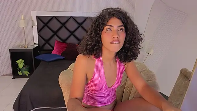 Snapshot of soffiene chatting on February 27, 2026, 4:01 am soffiene online show from February 27, 2026, 4:01 am