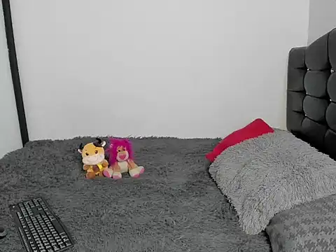 LatinaQueen23 online show from March 9, 2026, 1:58 pm