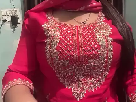 Avneet kaurr1 online show from April 17, 2026, 2:53 pm