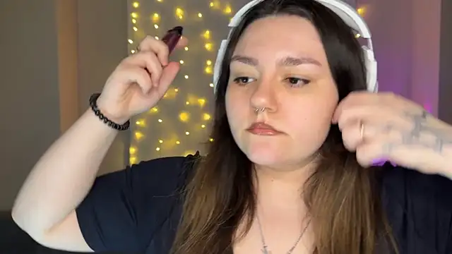 Snapshot of RiotKitten1 chatting on February 28, 2026, 2:33 am RiotKitten1 online show from February 28, 2026, 2:33 am