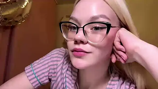 MiaCashe online show from April 16, 2026, 3:46 pm