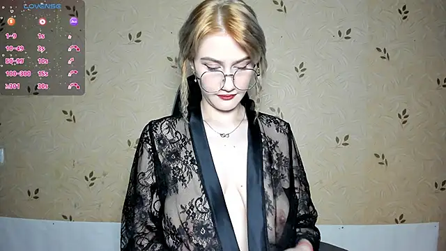 NicoleDaviss online show from June 12, 2026, 7:33 pm