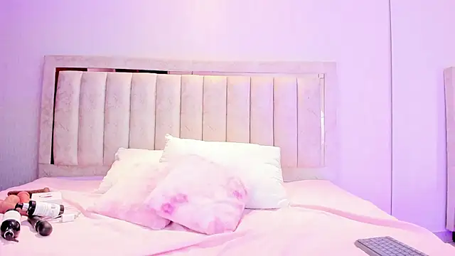 AlaiaMoretti  online show from March 12, 2026, 5:02 am