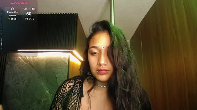 Aura cute  online show from April 8, 2026, 3:19 am