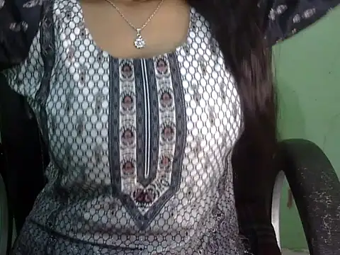 cute momo love online show from May 4, 2026, 4:05 am